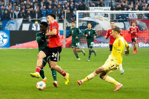 Deutschland: 2. Bundesliga 2025 26, 14. Spieltag - FC Schalke 04 vs. 1. FC Nürnberg - 14.12.2025 - Veltins-Arena (Gelsenkirchen, Nordrhein-Westfalen) Jan Reichert (1. FC Nürnberg, 1) Luka Lochoshvili (1. FC Nürnberg, 24)