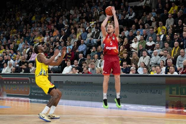 GER, Basketball, easy Credit- BBL, EWE Baskets Oldenburg vs FC Bayern München Basketball 14.12.2025, EWE Arena, Oldenburg, GER, easy Credit-BBL, EWE Baskets Oldenburg vs FC Bayern München Basketball, im Bild Niels GIFFEY ( FC Bayern München Basketball 5 ) Dakarai TUCKER ( EWE Baskets Oldenburg 7 )