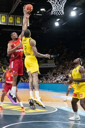 GER, Basketball, easy Credit- BBL, EWE Baskets Oldenburg vs FC Bayern München Basketball 14.12.2025, EWE Arena, Oldenburg, GER, easy Credit-BBL, EWE Baskets Oldenburg vs FC Bayern München Basketball, im Bild David McCORMACK ( FC Bayern München Basketball 33 ) Michale KYSER ( EWE Baskets Oldenburg 12 ) Brain FOBBS ( EWE Baskets Oldenburg 4 )