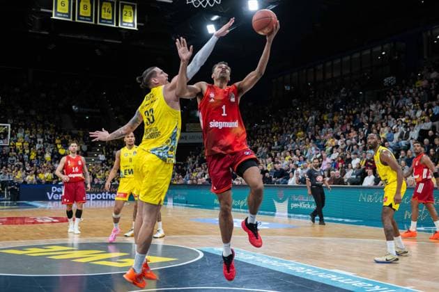 GER, Basketball, easy Credit- BBL, EWE Baskets Oldenburg vs FC Bayern München Basketball 14.12.2025, EWE Arena, Oldenburg, GER, easy Credit-BBL, EWE Baskets Oldenburg vs FC Bayern München Basketball, im Bild Oskar DA SILVA ( FC Bayern München Basketball 1 ) ZUBCIC ( EWE Baskets Oldenburg 33 )