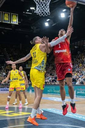 GER, Basketball, easy Credit- BBL, EWE Baskets Oldenburg vs FC Bayern München Basketball 14.12.2025, EWE Arena, Oldenburg, GER, easy Credit-BBL, EWE Baskets Oldenburg vs FC Bayern München Basketball, im Bild Oskar DA SILVA ( FC Bayern München Basketball 1 ) ZUBCIC ( EWE Baskets Oldenburg 33 )