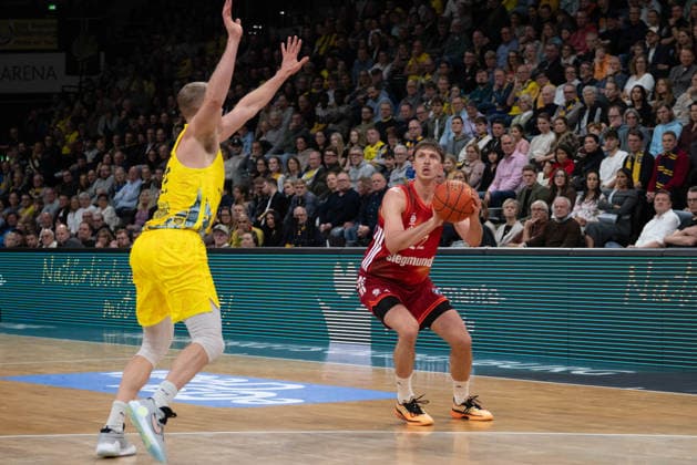 GER, Basketball, easy Credit- BBL, EWE Baskets Oldenburg vs FC Bayern München Basketball 14.12.2025, EWE Arena, Oldenburg, GER, easy Credit-BBL, EWE Baskets Oldenburg vs FC Bayern München Basketball, im Bild Aleksa RADANOV ( FC Bayern München Basketball 12 ) Seth HINRICHS ( EWE Baskets Oldenburg 21 )