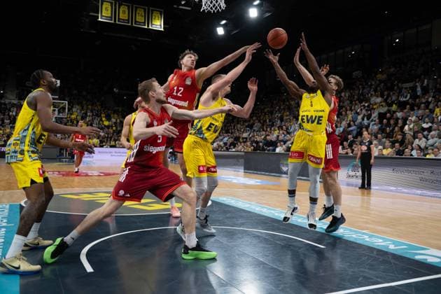 GER, Basketball, easy Credit- BBL, EWE Baskets Oldenburg vs FC Bayern München Basketball 14.12.2025, EWE Arena, Oldenburg, GER, easy Credit-BBL, EWE Baskets Oldenburg vs FC Bayern München Basketball, im Bild Aleksa RADANOV ( FC Bayern München Basketball 12 ) Niels GIFFEY ( FC Bayern München Basketball 5 ) Chris CLEMONS ( EWE Baskets Oldenburg 3 ) Seth HINRICHS ( EWE Baskets Oldenburg 21 )