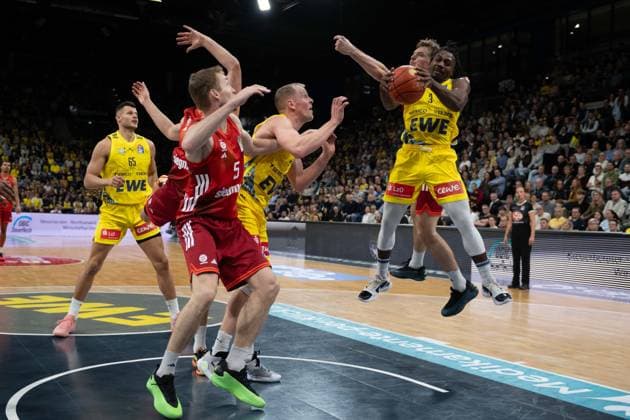 GER, Basketball, easy Credit- BBL, EWE Baskets Oldenburg vs FC Bayern München Basketball 14.12.2025, EWE Arena, Oldenburg, GER, easy Credit-BBL, EWE Baskets Oldenburg vs FC Bayern München Basketball, im Bild Aleksa RADANOV ( FC Bayern München Basketball 12 ) Niels GIFFEY ( FC Bayern München Basketball 5 ) Chris CLEMONS ( EWE Baskets Oldenburg 3 ) Seth HINRICHS ( EWE Baskets Oldenburg 21 )