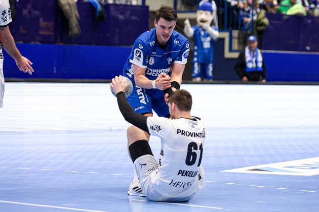 14.12.2025, xKWIx, Handball, Daikin Handball-Bundesliga (Daikin HBL), TBV Lemgo Lippe - THW Kiel, PHOENIX CONTACT arena: Frederik Simak (TBV Lemgo Lippe 8) hilft Hendrik Pekeler (THW Kiel 61) fair hoch Photo: xKamilxWilkowskixPressefotoKochx NRW Deutschland