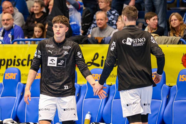 14.12.2025, xKWIx, Handball, Daikin Handball-Bundesliga (Daikin HBL), TBV Lemgo Lippe - THW Kiel, PHOENIX CONTACT arena: Rasmus Ankermann (THW Kiel 22) schlägt mit Elias Ellefsen a Skipagotu (THW Kiel 71) ein Photo: xKamilxWilkowskixPressefotoKochx NRW Deutschland