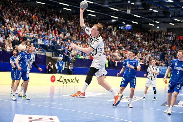 14.12.2025, xKWIx, Handball, Daikin Handball-Bundesliga (Daikin HBL), TBV Lemgo Lippe - THW Kiel, PHOENIX CONTACT arena: Eric Johansson (THW Kiel 21) beim Wurf Photo: xKamilxWilkowskixPressefotoKochx NRW Deutschland