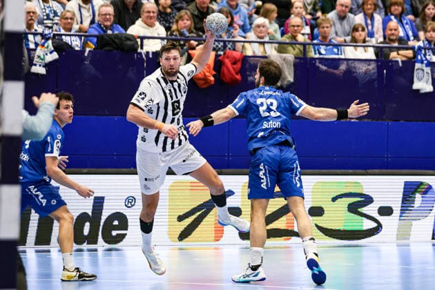 14.12.2025, xKWIx, Handball, Daikin Handball-Bundesliga (Daikin HBL), TBV Lemgo Lippe - THW Kiel, PHOENIX CONTACT arena: Harald Reinkind (THW Kiel 6) im Zweikampf gegen Tim Suton (TBV Lemgo Lippe 23) Photo: xKamilxWilkowskixPressefotoKochx NRW Deutschland