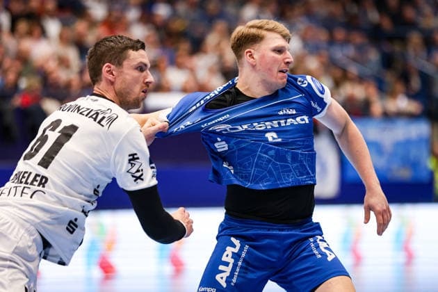 14.12.2025, xKWIx, Handball, Daikin Handball-Bundesliga (Daikin HBL), TBV Lemgo Lippe - THW Kiel, PHOENIX CONTACT arena: Hendrik Pekeler (THW Kiel 61) im Zweikampf gegen Lukas Hutecek (TBV Lemgo Lippe 2) Photo: xKamilxWilkowskixPressefotoKochx NRW Deutschland