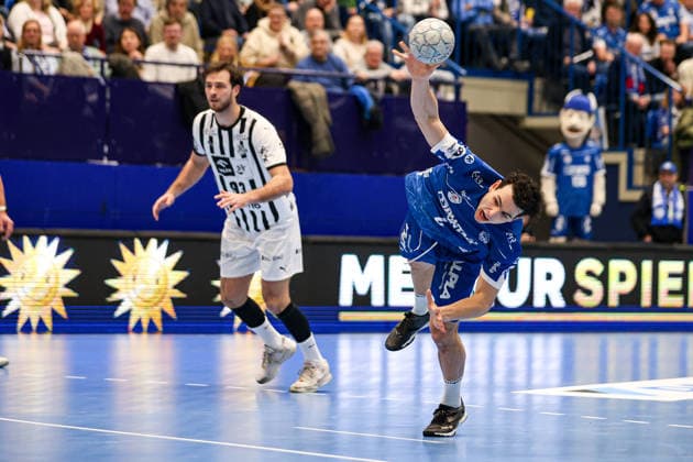 14.12.2025, xKWIx, Handball, Daikin Handball-Bundesliga (Daikin HBL), TBV Lemgo Lippe - THW Kiel, PHOENIX CONTACT arena: Samuel Zehnder (TBV Lemgo Lippe 4) beim Wurf Photo: xKamilxWilkowskixPressefotoKochx NRW Deutschland