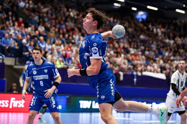 14.12.2025, xKWIx, Handball, Daikin Handball-Bundesliga (Daikin HBL), TBV Lemgo Lippe - THW Kiel, PHOENIX CONTACT arena: Samuel Zehnder (TBV Lemgo Lippe 4) beim Wurf Photo: xKamilxWilkowskixPressefotoKochx NRW Deutschland
