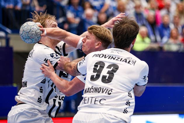 14.12.2025, xKWIx, Handball, Daikin Handball-Bundesliga (Daikin HBL), TBV Lemgo Lippe - THW Kiel, PHOENIX CONTACT arena: Lukas Hutecek (TBV Lemgo Lippe 2) im Zweikampf gegen Veron NaÄinoviÄ‡ (THW Kiel 93) Photo: xKamilxWilkowskixPressefotoKochx NRW Deutschland