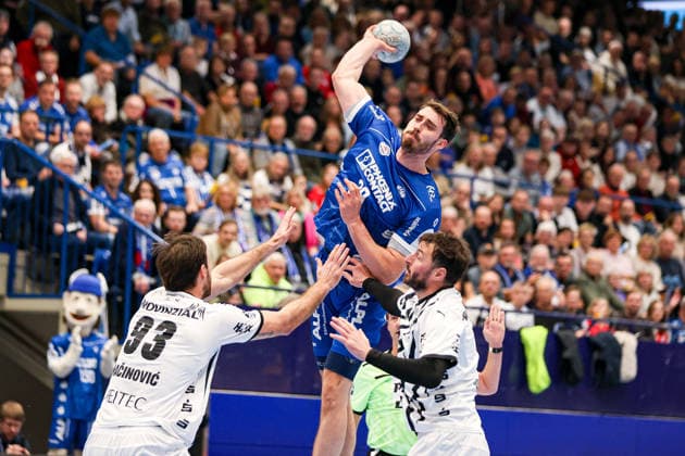 14.12.2025, xKWIx, Handball, Daikin Handball-Bundesliga (Daikin HBL), TBV Lemgo Lippe - THW Kiel, PHOENIX CONTACT arena: Tim Suton (TBV Lemgo Lippe 23) im Zweikampf gegen Veron NaÄinoviÄ‡ (THW Kiel 93) Photo: xKamilxWilkowskixPressefotoKochx NRW Deutschland