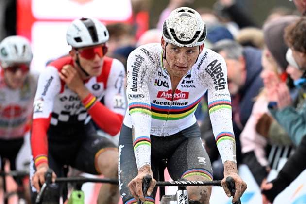 UCI Cyclocross World Cup 2025-2026 Namur NAMUR, BELGIUM - DECEMBER 14 : Nys Thibau (BEL) of Baloise Glowi Lions and Van der Poel Mathieu (NED) of Alpecin-Deceuninck during the 4th leg of the Namur UCI Cyclocross World Cup 2025-2026 a cyclocross race for Men Elite on December 14, 2025 in Namur, Belgium, 14 12 2025 ( Namur Belgium  Copyright: xTomasxSiskx