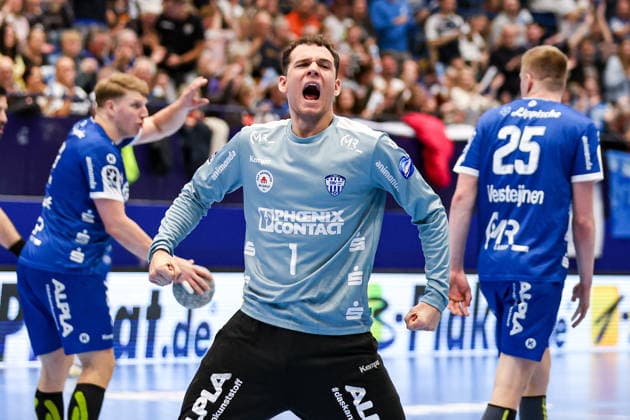 14.12.2025, xKWIx, Handball, Daikin Handball-Bundesliga (Daikin HBL), TBV Lemgo Lippe - THW Kiel, PHOENIX CONTACT arena: Constantin Möstl (TBV Lemgo Lippe 1) jubelt nach gehaltenem Ball Photo: xKamilxWilkowskixPressefotoKochx NRW Deutschland