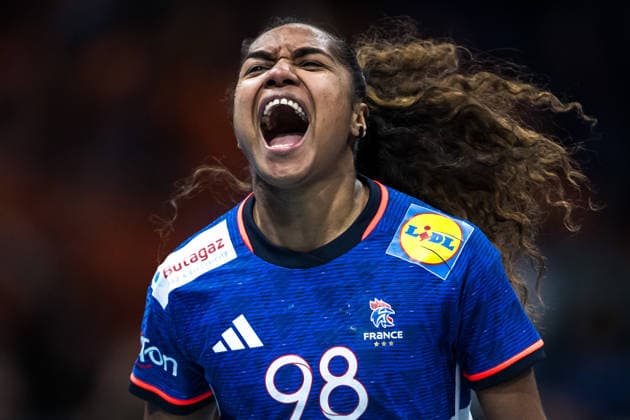 251214 Suzanne Wajoka of France celebrates during the IHF Women s World Championship, WM, Weltmeisterschaft bronze medal match between France and Netherlands on December 14, 2025 in Rotterdam. Photo: Joel Marklund BILDBYRAN kod JM JM0757 bbeng handball handboll handball vm handball-vm handbolls-vm ihf handball world championship world handball championship 2025 world championship 2025 bronsmatch bronze medal game frankrike nederländerna france netherlands dam jubel Copyright: JOELxMARKLUND BB251214JM020