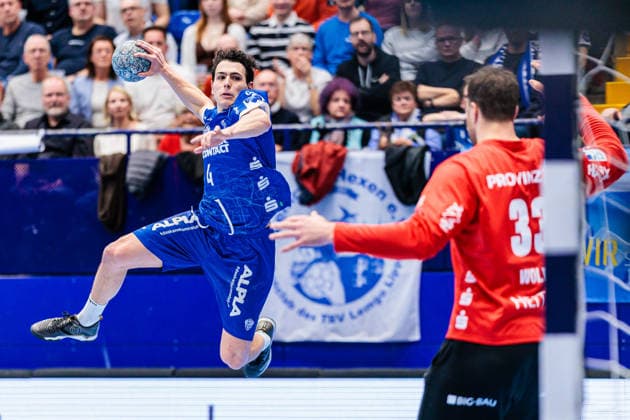 v.l. Samuel Zehnder (TBV Lemgo Lippe, 04), Andreas Wolff (THW Kiel, 33) GER, TBV Lemgo Lippe vs. THW Kiel, Handball, 1. Bundesliga, 17. Spieltag, Spielzeit 2025 2026, 14.12.2025 GER, TBV Lemgo Lippe vs. THW Kiel, Handball, 1. Bundesliga, 17. Spieltag, Spielzeit 2025 2026, 14.12.2025 Lemgo Copyright: xEibner-Pressefoto JanxRollingerx EP_JSK