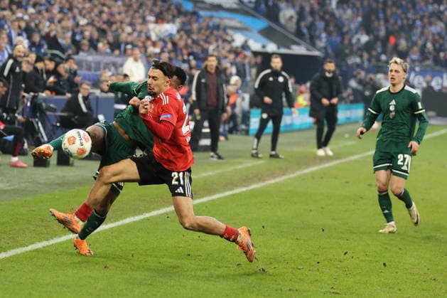 Moussa Sylla (FC Schalke 04) und Berkay Yilmaz (1.FC Nürnberg) beim Spiel der 2. Bundesliga (Saison 2025 26) FC Schalke 04 - 1. FC Nürnberg Copyright: Thomas Pakusch