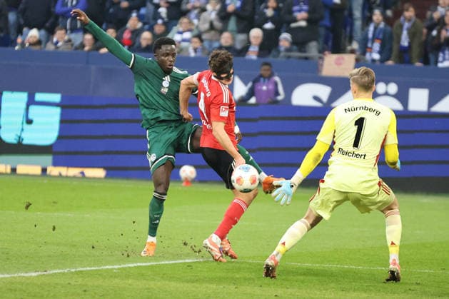 Christian Gomis (FC Schalke 04) und Fabio Gruber (1.FC Nürnberg) beim Spiel der 2. Bundesliga (Saison 2025 26) FC Schalke 04 - 1. FC Nürnberg Copyright: Thomas Pakusch