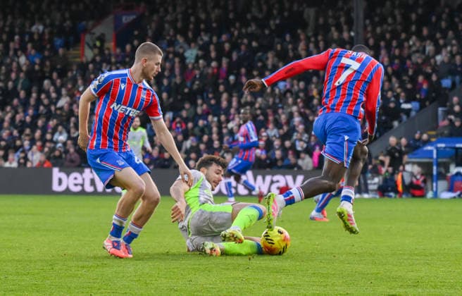 Crystal Palace v Manchester City Premier League Adam Wharton of Crystal Palace and Nico Gonzalez of Manchester City battle for the ball during the Premier League match at Selhurst Park, London 14 12 2025 UK Newspapers OUT Copyright: xMalcolmxFellx FIL-22637-0042