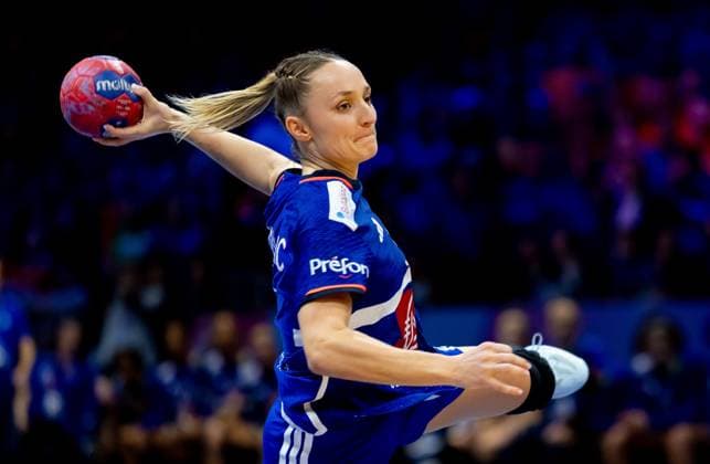 ROTTERDAM - Alicia Toublanc (FRA) takes a penalty during the consolation final between the Netherlands and France at the World Handball Championship in Ahoy Rotterdam. ANP IRIS VAN DEN BROEK xVIxANPxSportx xxANPxIVx 544855261 originalFilename: 544855261.jpg