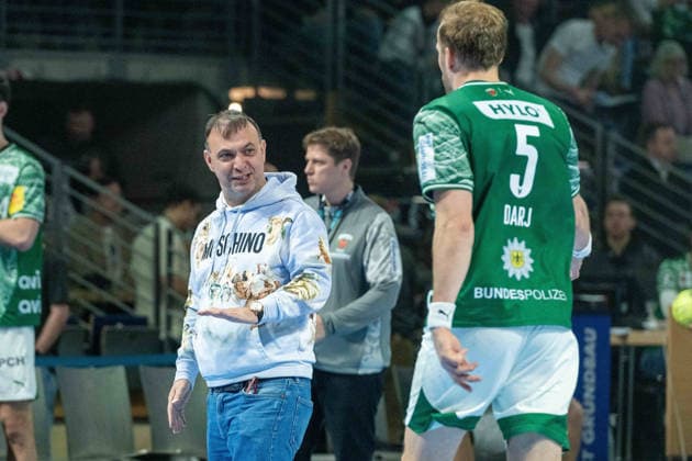 14.12.2025, xlakx, Handball Daikin HBL, Fuechse Berlin - HSG Wetzlar v.l. Bob Hanning (Fuechse Berlin Geschaeftsfuehrer), Max Darj (Fuechse Berlin) gibt Anweisungen, gestikuliert mit den Armen, gesticulate, gives instructions Berlin