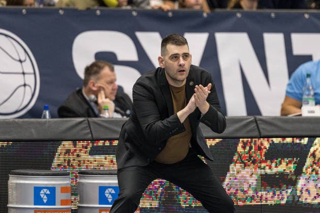 GER, easy-Credit Basketball-Bundesliga, Syntainics MBC - Basketball Löwen Braunschweig. 14.12.2025, Stadthalle, Weißenfels, GER, easy-Credit Basketball-Bundesliga, Syntainics MBC - Basketball Löwen Braunschweig. Konstantinos Papazoglou (Head Coach), Basketball Löwen Braunschweig klatscht Â Foto Alexander Trienitz Weißenfels Stadthalle Sachsen-Anhalt Deutschland