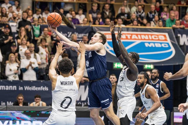 GER, easy-Credit Basketball-Bundesliga, Syntainics MBC - Basketball Löwen Braunschweig. 14.12.2025, Stadthalle, Weißenfels, GER, easy-Credit Basketball-Bundesliga, Syntainics MBC - Basketball Löwen Braunschweig. Spencer Reaves (Syntainics MBC, 31) Â Foto Alexander Trienitz Weißenfels Stadthalle Sachsen-Anhalt Deutschland