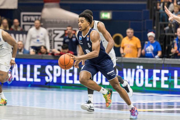 GER, easy-Credit Basketball-Bundesliga, Syntainics MBC - Basketball Löwen Braunschweig. 14.12.2025, Stadthalle, Weißenfels, GER, easy-Credit Basketball-Bundesliga, Syntainics MBC - Basketball Löwen Braunschweig. Marcus Foster (Syntainics MBC, 5) Â Foto Alexander Trienitz Weißenfels Stadthalle Sachsen-Anhalt Deutschland