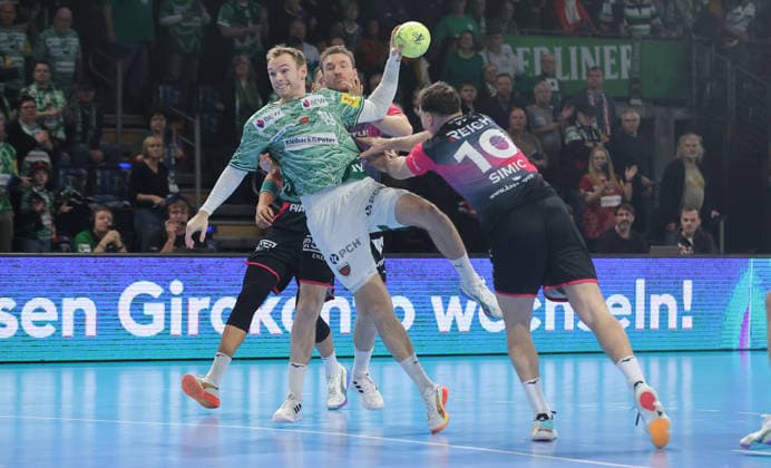 Mathias Gidsel am Ball, Josip Simic Zweikampf Spielszene Aktion Handball HBL Bundesliga Herren 17. Spieltag Saison 2025 2026 14.12.2025 Füchse Berlin vs HSG Wetzlar