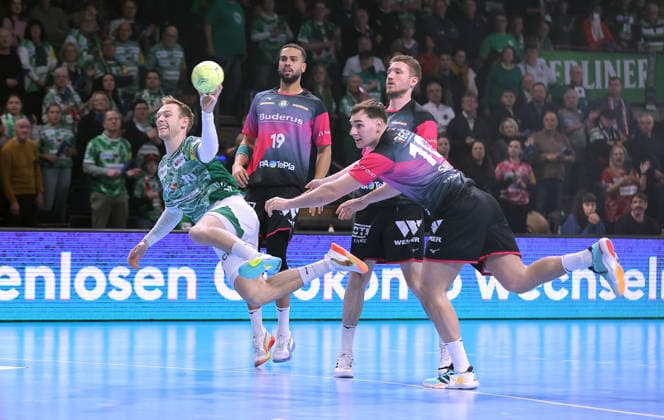Mathias Gidsel am Ball, Josip Simic Zweikampf Spielszene Aktion Handball HBL Bundesliga Herren 17. Spieltag Saison 2025 2026 14.12.2025 Füchse Berlin vs HSG Wetzlar