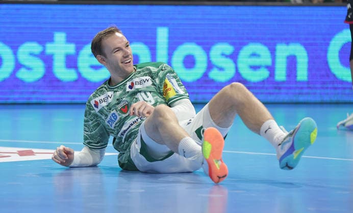 Mathias Gidsel lacht nach Zweikampf Handball HBL Bundesliga Herren 17. Spieltag Saison 2025 2026 14.12.2025 Füchse Berlin vs HSG Wetzlar