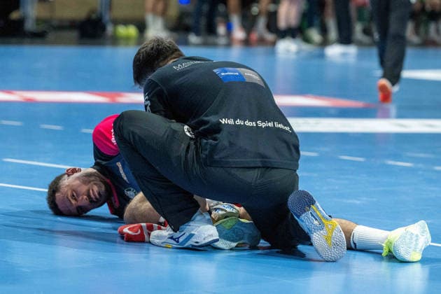 14.12.2025, xlakx, Handball Daikin HBL, Fuechse Berlin - HSG Wetzlar v.l. Ahmed Nafea (HSG Wetzlar) verletzt, Verletzung, injury, injured Berlin