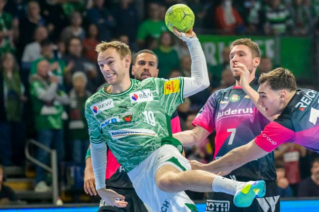 f.l.t.r.: Mathias Gidsel (Fuechse Berlin), GER, Berlin, Handball, Fuechse Berlin vs. HSG Wetzlar, DAIKIN Handball Bundesliga, at the Max Schmeling Halle, December 14, 2025,f.l.t.r.: GER, Berlin, Handball, Fuechse Berlin vs. HSG Wetzlar, DAIKIN Handball Bundesliga, at the Max Schmeling Halle, December 14, 2025, Copyright: HMBxMedia UwexKoch