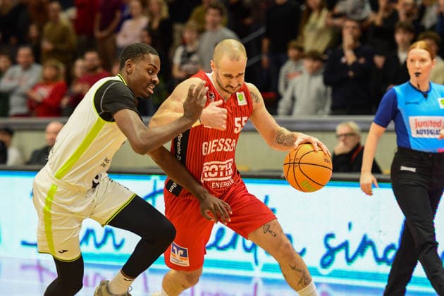 Tehree Horn, Simon Krajcovic 2.Bundesliga Pro A, 12. Spieltag, 46ers, Basketball, Basketball Saison 2025 2026, BBL, Deutschland, Gießen 46ers BBC Bayreuth, Gießen in rot, Herren, Bayreuth weiß