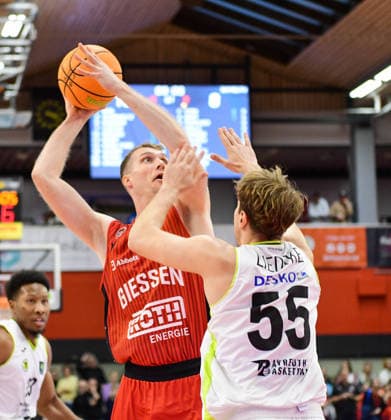 Till Gloger (rot), Lenny Liedtke (weiß) 2.Bundesliga Pro A, 12. Spieltag, 46ers, Basketball, Basketball Saison 2025 2026, BBL, Deutschland, Gießen 46ers BBC Bayreuth, Gießen in rot, Herren, Bayreuth weiß