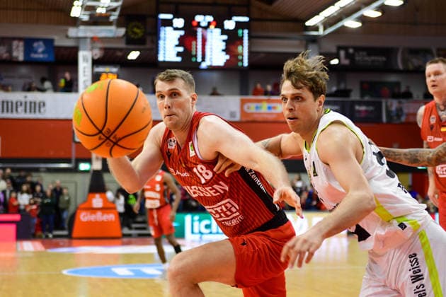Till Gloger (rot), Lenny Liedtke (weiß) 2.Bundesliga Pro A, 12. Spieltag, 46ers, Basketball, Basketball Saison 2025 2026, BBL, Deutschland, Gießen 46ers BBC Bayreuth, Gießen in rot, Herren, Bayreuth weiß