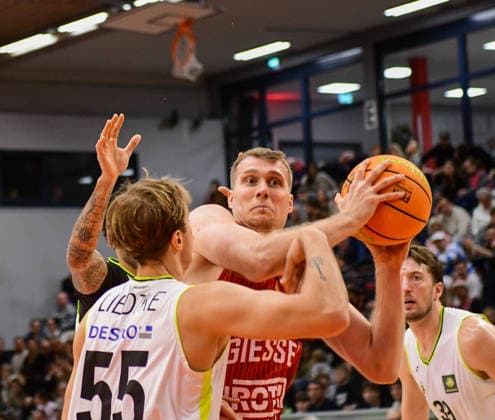 Till Gloger (rot), Lenny Liedtke (weiß) 2.Bundesliga Pro A, 12. Spieltag, 46ers, Basketball, Basketball Saison 2025 2026, BBL, Deutschland, Gießen 46ers BBC Bayreuth, Gießen in rot, Herren, Bayreuth weiß