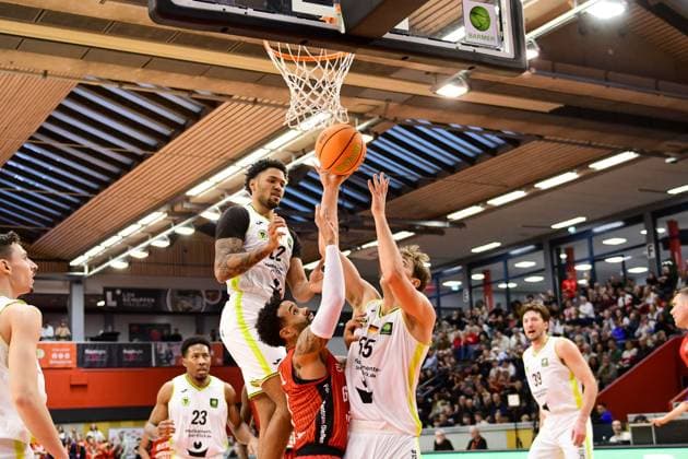 Daniel Norl (rot), Lenny Liedtke 55 2.Bundesliga Pro A, 12. Spieltag, 46ers, Basketball, Basketball Saison 2025 2026, BBL, Deutschland, Gießen 46ers BBC Bayreuth, Gießen in rot, Herren, Bayreuth weiß