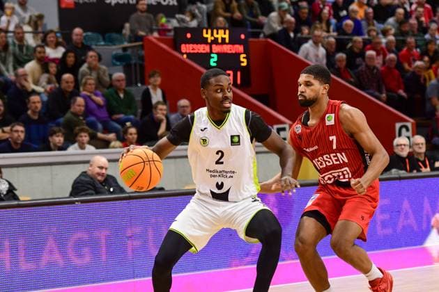 Tehree Horn, Kyle Castlin 2.Bundesliga Pro A, 12. Spieltag, 46ers, Basketball, Basketball Saison 2025 2026, BBL, Deutschland, Gießen 46ers BBC Bayreuth, Gießen in rot, Herren, Bayreuth weiß