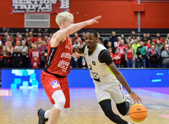 Luis König Figge, Tehree Horn 2.Bundesliga Pro A, 12. Spieltag, 46ers, Basketball, Basketball Saison 2025 2026, BBL, Deutschland, Gießen 46ers BBC Bayreuth, Gießen in rot, Herren, Bayreuth weiß