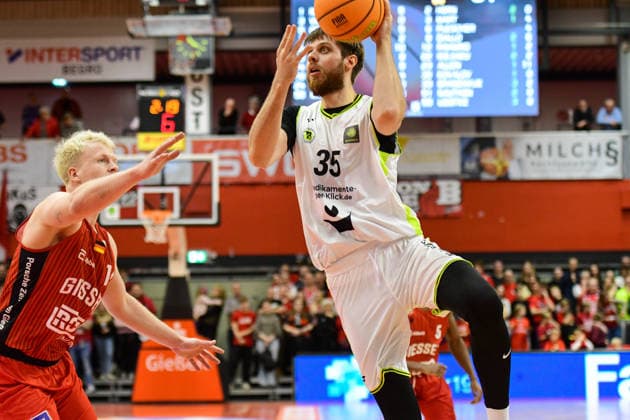 Luis König Figge, Artem Kovalov 2.Bundesliga Pro A, 12. Spieltag, 46ers, Basketball, Basketball Saison 2025 2026, BBL, Deutschland, Gießen 46ers BBC Bayreuth, Gießen in rot, Herren, Bayreuth weiß