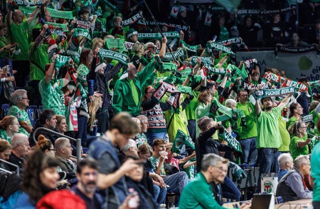 Berlin, 14.12.25, Handball: Bundesliga, Fuechse Berlin - HSG Wetzlar, 17. Spieltag, Max-Schmeling-Halle. Fans stimmen sich auf das Spiel ein. Fuechse Berlin - HSG Wetzlar