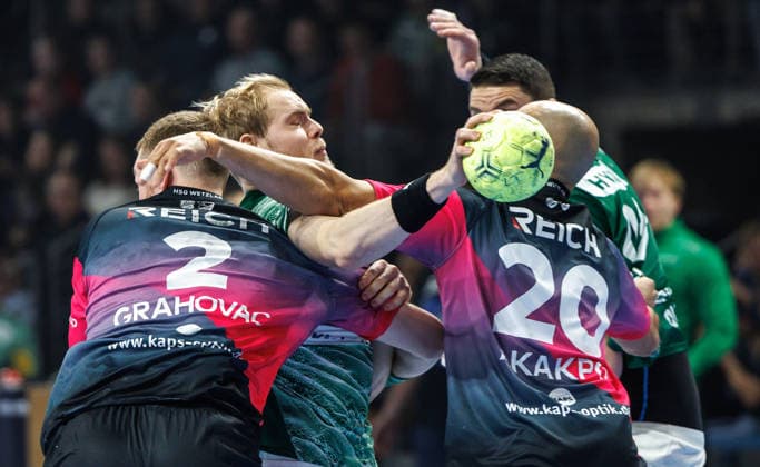 Berlin, 14.12.25, Handball: Bundesliga, Fuechse Berlin - HSG Wetzlar, 17. Spieltag, Max-Schmeling-Halle. Matthes Langhoff (Füchse Berlin) kaempft gegen Cyrill Akakpo (HSG Wetzlar) um den Ball. Fuechse Berlin - HSG Wetzlar