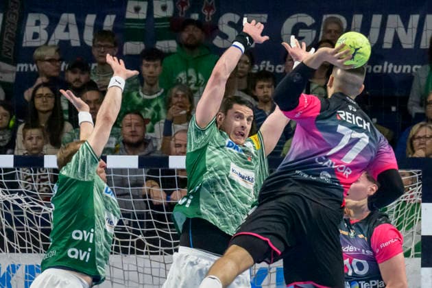 f.l.t.r.: Mijajlo Marsenic (Fuechse Berlin), Stefan Cavor (HSG Wetzlar 77), Action, duels, fighting for the ball, GER, Berlin, Handball, Fuechse Berlin vs. HSG Wetzlar, DAIKIN Handball Bundesliga, at the Max Schmeling Halle, December 14, 2025,f.l.t.r.: GER, Berlin, Handball, Fuechse Berlin vs. HSG Wetzlar, DAIKIN Handball Bundesliga, at the Max Schmeling Halle, December 14, 2025, Copyright: HMBxMedia UwexKoch