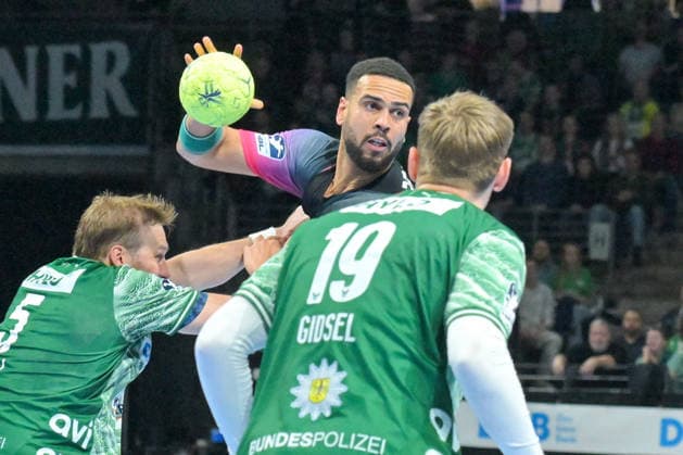 14.12.2025, xlakx, Handball Daikin HBL, Fuechse Berlin - HSG Wetzlar v.l. Max Darj (Fuechse Berlin), Philipp Ahouansou (HSG Wetzlar), Mathias Gidsel (Fuechse Berlin), setzt zum Sprungwurf an Berlin