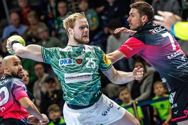 Berlin, 14.12.25, Handball: Bundesliga, Fuechse Berlin - HSG Wetzlar, 17. Spieltag, Max-Schmeling-Halle. Matthes Langhoff (Füchse Berlin) wirft den Ball auf das Tor. Fuechse Berlin - HSG Wetzlar
