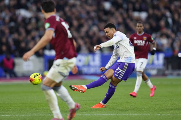 Morgan Rogers of Aston Villa shoots towards the goal and scores during the Premier League match between West Ham and Aston Villa at London Stadium in London, England (Photo by Alexander Canillas Sports Press Photo) Copyright: xAlexanderxCanillas SPPx Sportspressphoto_SPR73561