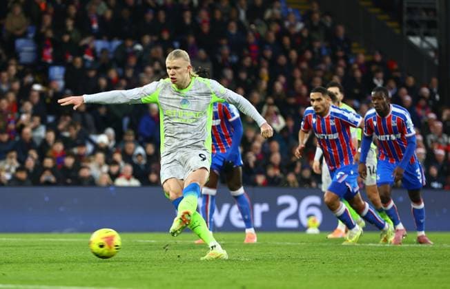 Erling Haaland of Manchester City scores their sides third goal from penalty Crystal Palace v Manchester City, Premier League, Football, Selhurst Park, London, UK - 14 Dec 2025London Selhurst Park United Kingdom EDITORIAL USE ONLY No use with unauthorised audio, video, data, fixture lists, club league logos or live services. Online in-match use limited to 120 images, no video emulation. No use in betting, games or single club league player publications. Copyright: xMichaelxZemanek Shutterstockx 16081573bd