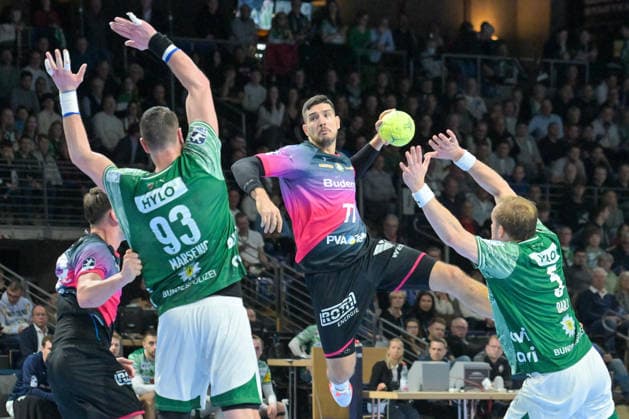 14.12.2025, xlakx, Handball Daikin HBL, Fuechse Berlin - HSG Wetzlar v.l. Mijajlo Marsenic (Fuechse Berlin), Stefan Cavor (HSG Wetzlar), Max Darj (Fuechse Berlin) setzt zum Sprungwurf an Berlin